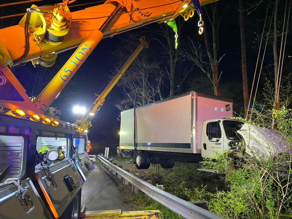 Tow truck got stuck with its crane on a bridge, causing severe